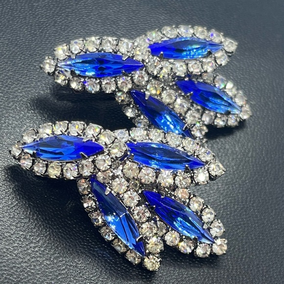 Stunning blue and clear rhinestone sparkly dangle clip on silver tone earrings - Picture 2 of 16